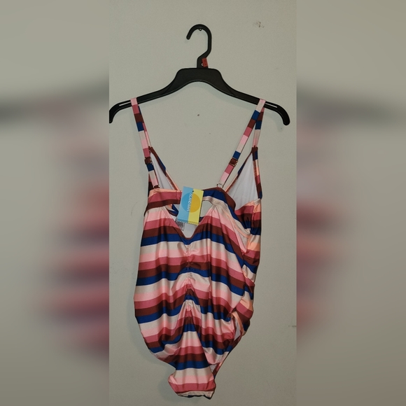 ISLAND RAYS SWIMSUIT - Picture 2 of 7